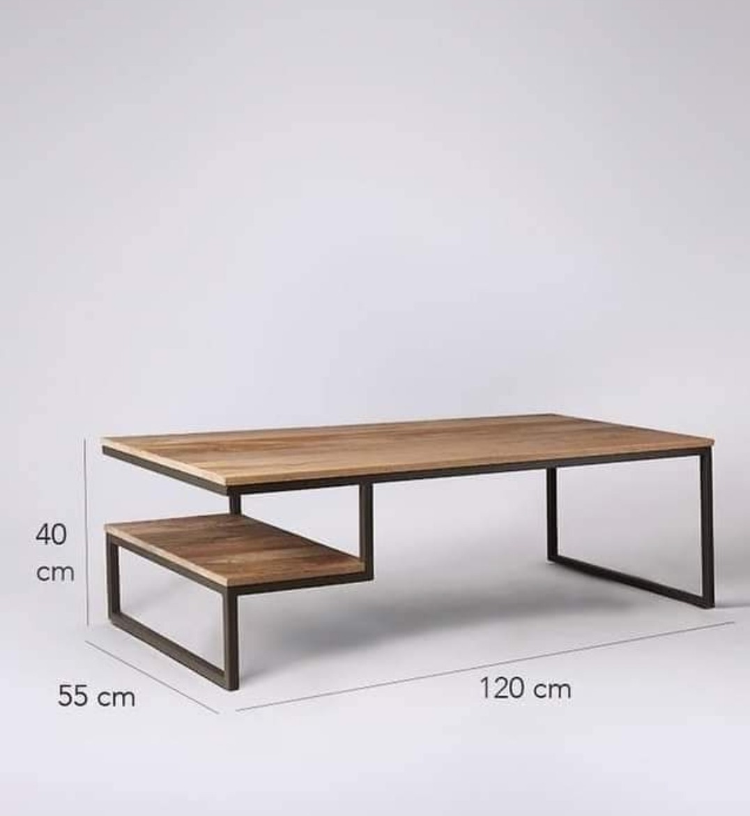 Stolik kawowy z blatem z jasnego drewna i czarną metalową ramą, z boczną półką na niższym poziomie. Widoczne wymiary: długość 120cm, wysokość 40cm, głębokość półki 55cm.