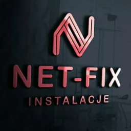 Logo firmy Net-Fix Instalacje z geometrycznym symbolem N w kolorze koralowym na ciemnoszarym tle z delikatnym wzorem, w tle widoczne biuro.