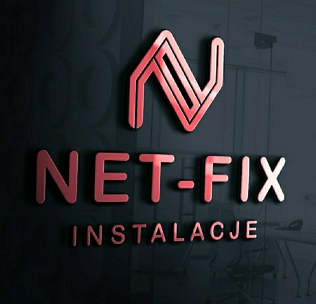 Logo firmy Net-Fix Instalacje z geometrycznym symbolem N w kolorze koralowym na ciemnoszarym tle z delikatnym wzorem, w tle widoczne biuro.