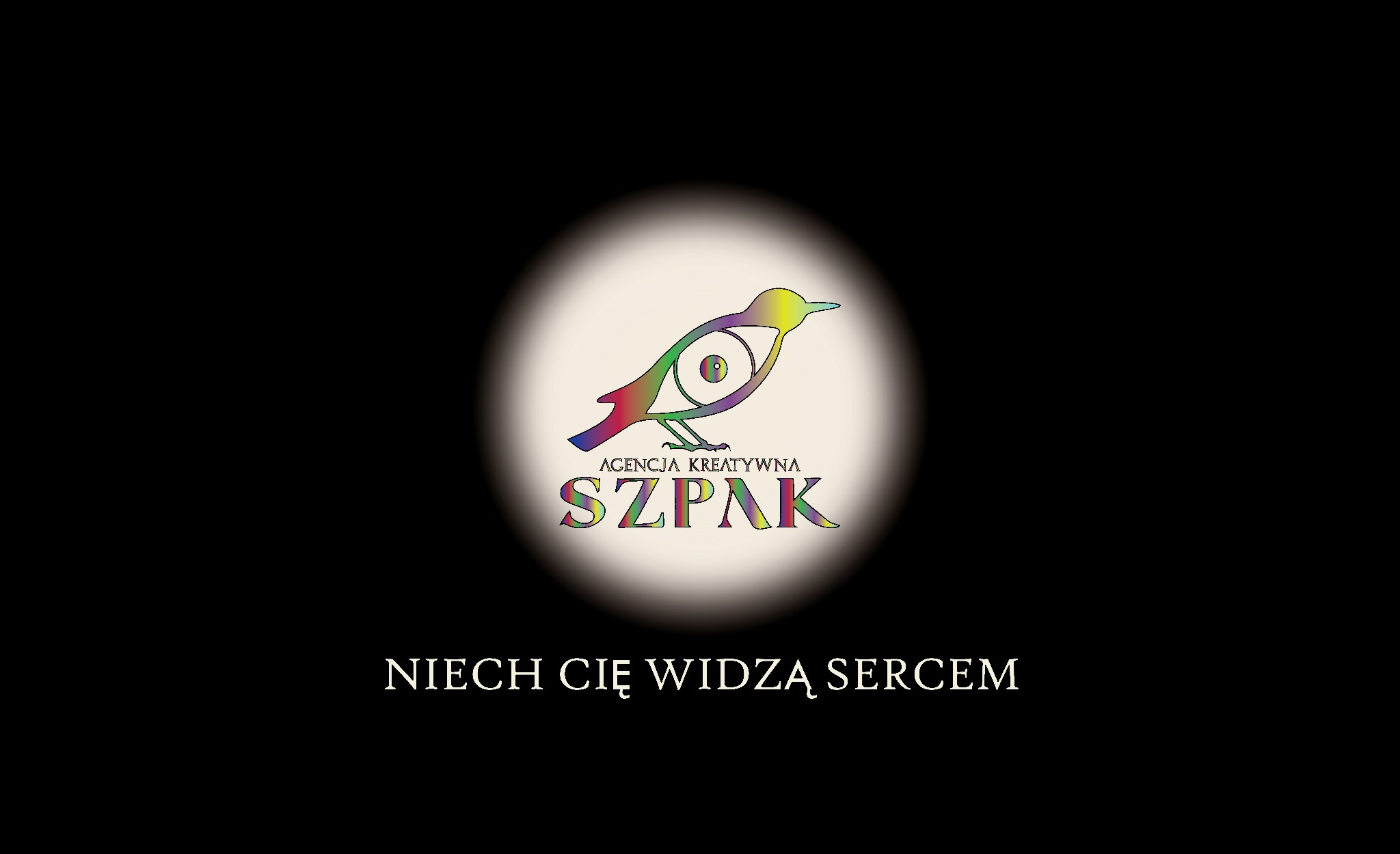 Kolorowe logo agencji kreatywnej przedstawiające ptaka z okiem, umieszczone na ciemnym tle z hasłem 'NIECH CIĘ WIDZĄ SERCEM'.
