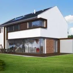 Nowoczesny, dwukondygnacyjny dom jednorodzinny w Gdańsku z panelami fotowoltaicznymi na dachu, otoczony zielonym trawnikiem i błękitnym niebem.