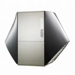 Kompaktowa, sześciokątna jednostka grzewcza Alpha Innotec w obudowie dwukolorowej (jasnoszary przód, ciemnoszary bok), ustawiona na białym tle i oświetlona studyjnie.