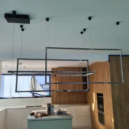 Montaż oświetlenia w jadalni.