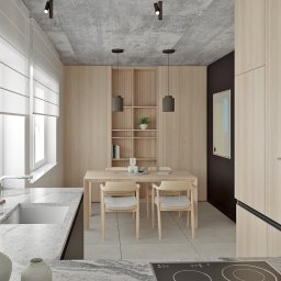 Kąty Metry Pracownia Projektowania Wnętrz - Jasna kuchnia z jadalnią: drewniane szafki, marmurowy blat, okno z roletami rzymskimi, stół z krzesłami i wiszące lampy. Na ścianie obraz w ciemnej ramie.