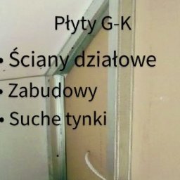 ADR-BUILD Adrian Przeździęg - Konstrukcja ścianki działowej z płyt gipsowo-kartonowych, widoczne profile metalowe i fragment płyty G-K, instalacja elektryczna wewnątrz.
