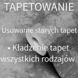 Rolka tapety o szarej, teksturowanej powierzchni na tle ściany w podobnym odcieniu; widoczne napisy informujące o usłudze i zakresie prac.