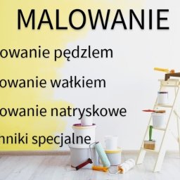 ADR-BUILD Adrian Przeździęg - Prezentacja technik wykończeniowych ścian: pędzel, wałek, natrysk oraz techniki specjalne. Na pierwszym planie drabina z puszkami farb i narzędziami malarskimi, w tle ściana z żółtą plamą.