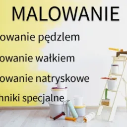 Prezentacja technik wykończeniowych ścian: pędzel, wałek, natrysk oraz techniki specjalne. Na pierwszym planie drabina z puszkami farb i narzędziami malarskimi, w tle ściana z żółtą plamą.