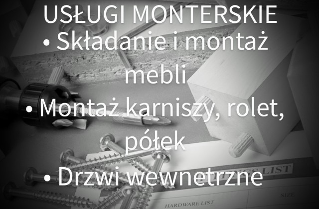 Czarno-białe zdjęcie przedstawia narzędzia i elementy montażowe, takie jak wkrętarka, śrubokręt, śruby, kołki i fragmenty mebli na tle instrukcji montażu, sugerujące usługi montażowe.