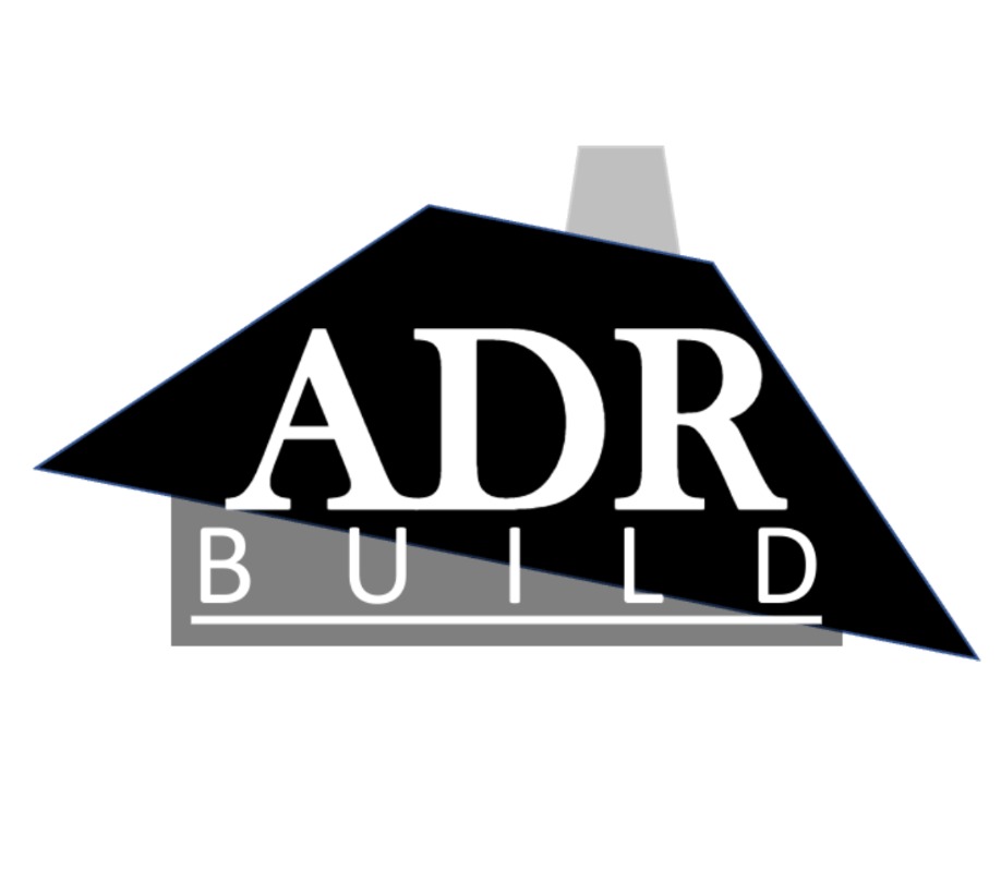 Logo firmy budowlanej ADR BUILD z motywem dachu w kolorach czarnym, białym i szarym.