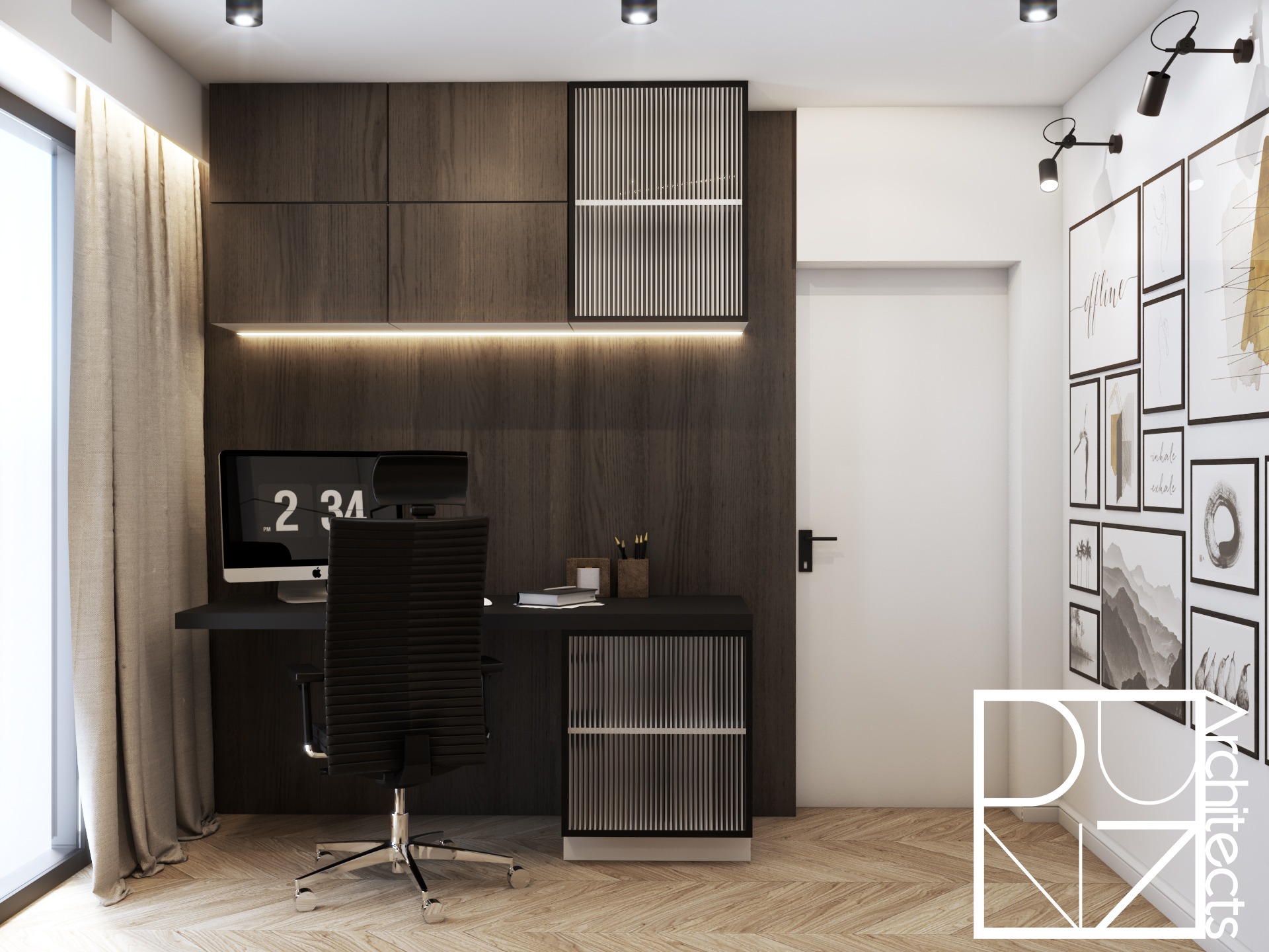 Nowoczesne biuro domowe z ciemnymi drewnianymi szafkami, biurkiem z komputerem i krzesłem biurowym na tle jasnej ściany z galerią czarno-białych grafik.