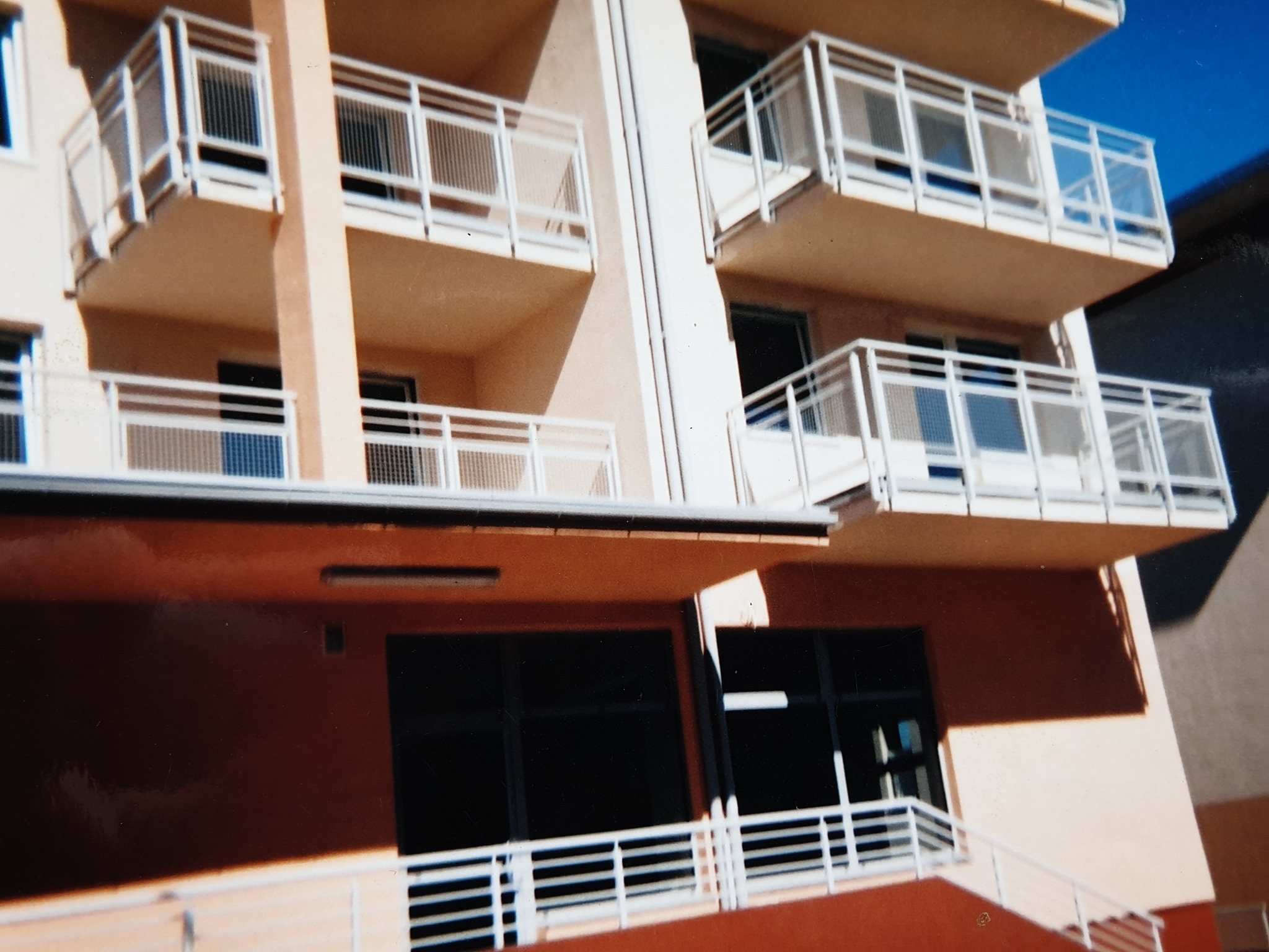 balustrada na budynku wielorodzinnym