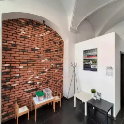 Posiadamy kącik dla dzieci. Tu Twój maluszek miło spędzi czas, a my zajmiemy się formalnościami kredytowymi.