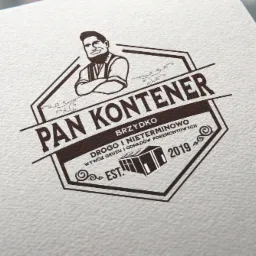 Logo firmy 'Pan Kontener Brzydko' z wizerunkiem uśmiechniętego mężczyzny z brodą i rysunkiem kontenera na gruz, data założenia 2019, na teksturowanym papierze.