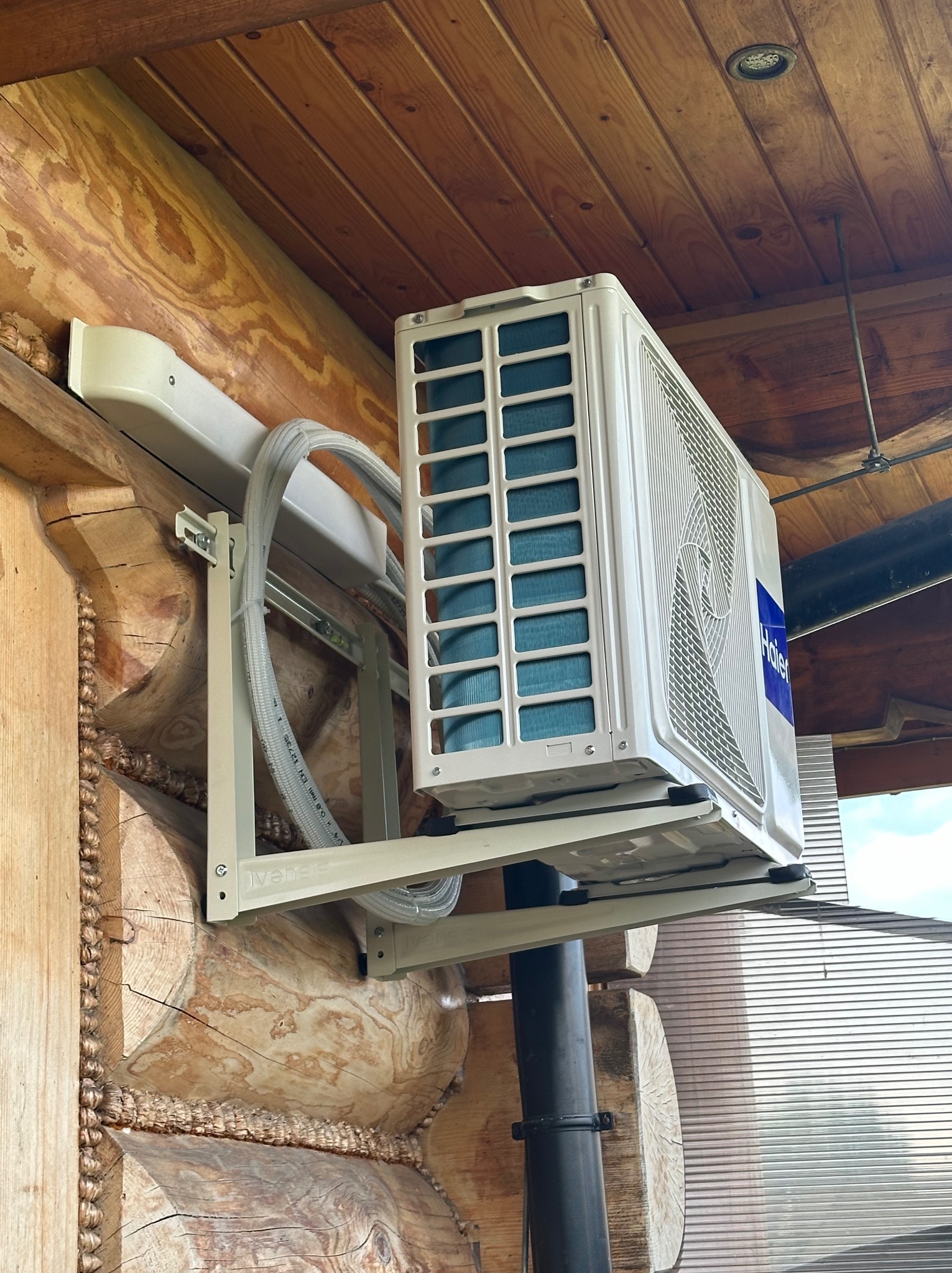 Montaż klimatyzacji w góralskim domku.