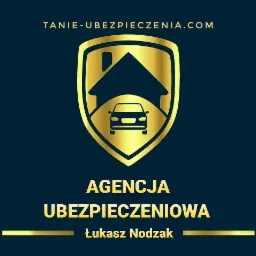 Złote logo agencji ubezpieczeniowej z motywem domu i samochodu na granatowym tle, nazwa firmy 'tanie-ubezpieczenia.com' oraz imię i nazwisko Łukasz Nodzak.