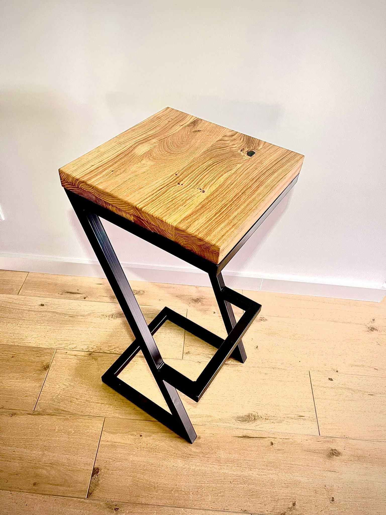 Nowoczesny stołek barowy z blatem z litego drewna i geometryczną podstawą z czarnej stali, widoczne naturalne słoje drewna i detale wykończenia.