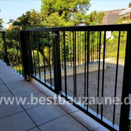 Bestbauzaune - Nowoczesne, czarne ogrodzenie z bramką, zamontowane na balkonie w Gorzowie Wielkopolskim, z widokiem na zieleń.