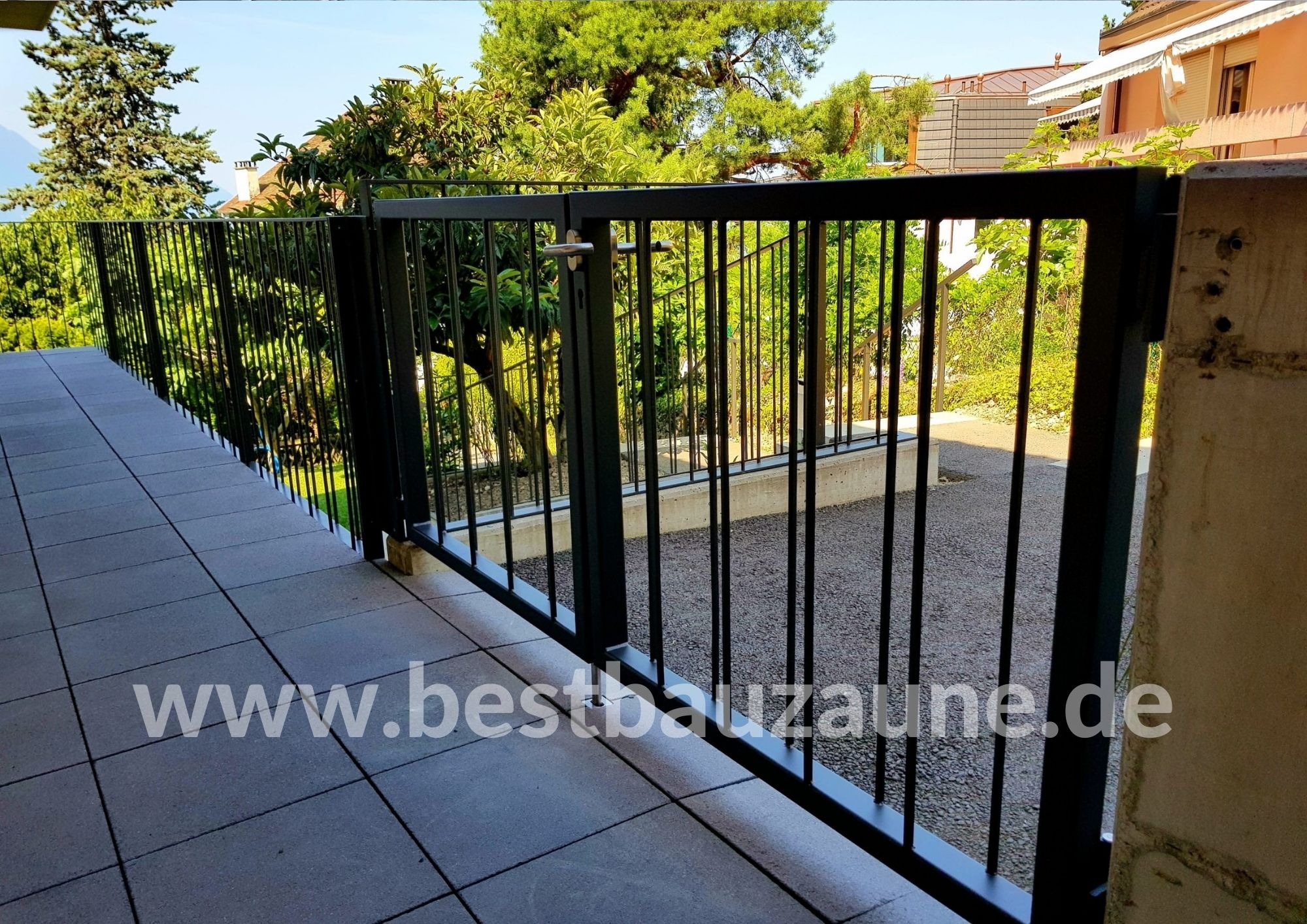 Nowoczesne, czarne ogrodzenie z bramką, zamontowane na balkonie w Gorzowie Wielkopolskim, z widokiem na zieleń.