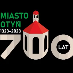 Grafika z okazji 700-lecia miasta Otyń, prezentująca stylizowaną wieżę ratuszową z czerwonym dachem, wpisaną w cyfrę 700, z napisem 'Miasto Otyń 1323-2023' w kolorze zielonym.
