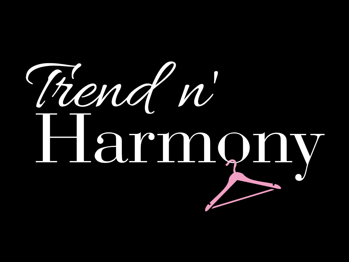 Logo 'Trend n' Harmony' z różowym symbolem wieszaka na czarnym tle.