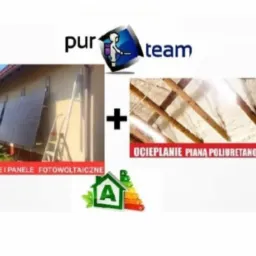 Kolaż przedstawiający panele słoneczne zamontowane na ścianie budynku obok drabiny oraz ocieplenie poddasza pianą poliuretanową, uzupełniony o logo firmy i symbol efektywności energetycznej.