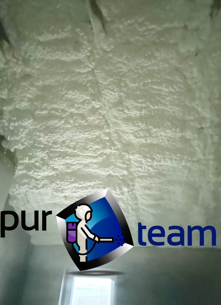 Piana PUR zaaplikowana na powierzchni, nałożony logotyp firmy 'pur team' w formie grafiki wektorowej.