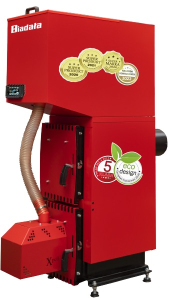 Czerwony piec na pellet marki Biadała z widocznymi certyfikatami 'Super Produkt 2020, 2021' i 'Super Marka 2022' oraz oznaczeniem Eco Design, prezentowany na białym tle.