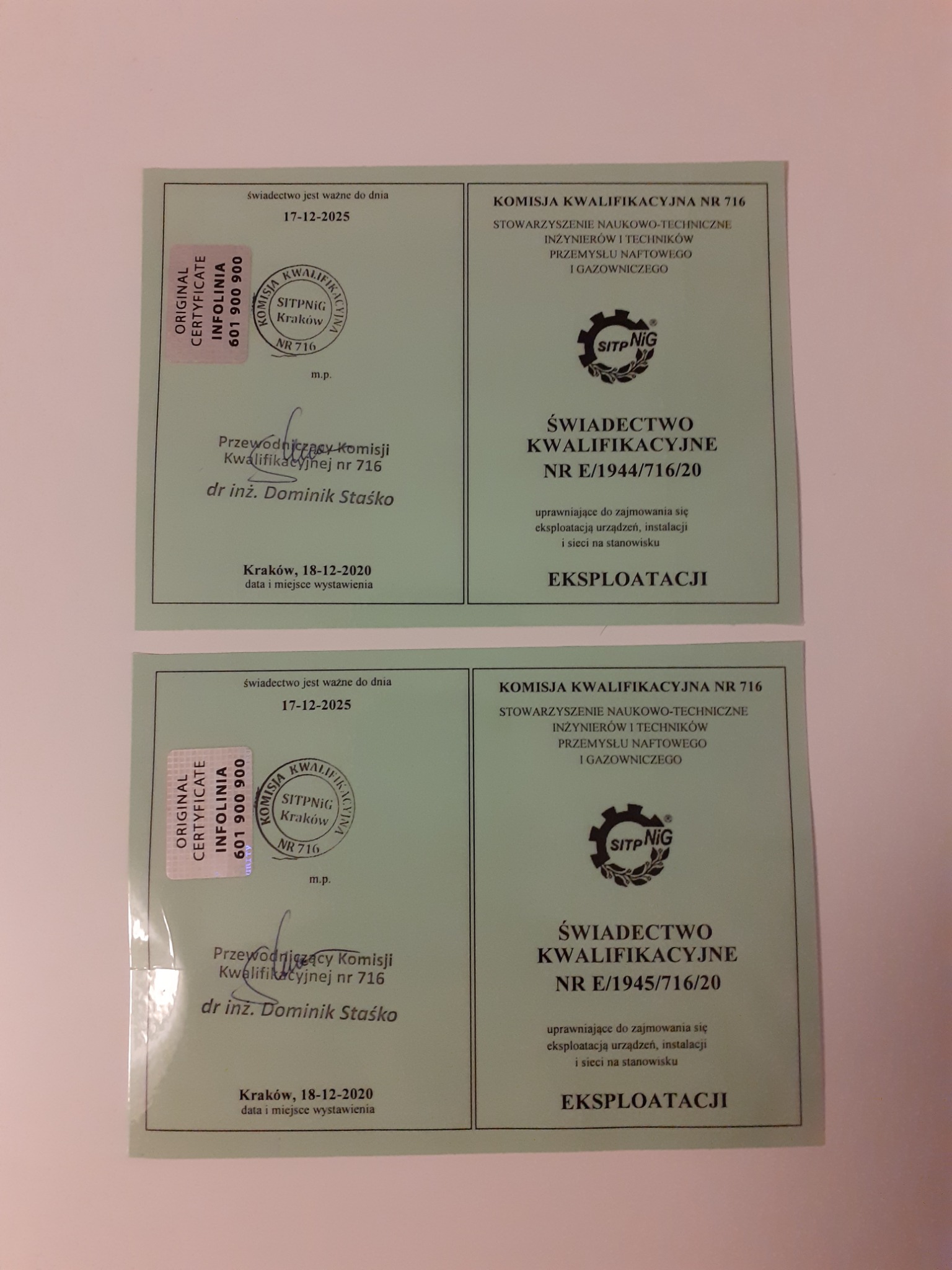 Dwa świadectwa kwalifikacyjne Stowarzyszenia Naukowo-Technicznego Inżynierów i Techników Przemysłu Naftowego i Gazowniczego SITPNiG, uprawniające do zajmowania się eksploatacją urządzeń, instalacji...