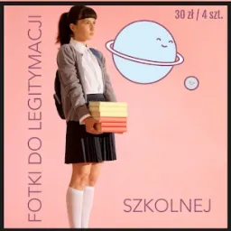 Dziewczyna w mundurku szkolnym trzymająca książki, pozuje do zdjęcia legitymacyjnego na różowym tle z grafiką planety i napisem 'FOTKI DO LEGITYMACJI SZKOLNEJ'.
