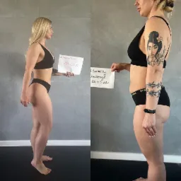 Kobieta w bieliźnie prezentuje sylwetkę przed i po wyzwaniu fitness, trzymając kartki z datami 18.06.22 i 20.03.22, widoczne tatuaże na ramieniu i udzie.