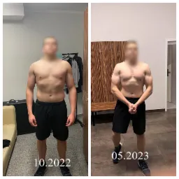 Porównanie sylwetki mężczyzny przed i po treningu, widoczna różnica w muskulaturze ramion i klatki piersiowej, daty 10.2022 i 05.2023.