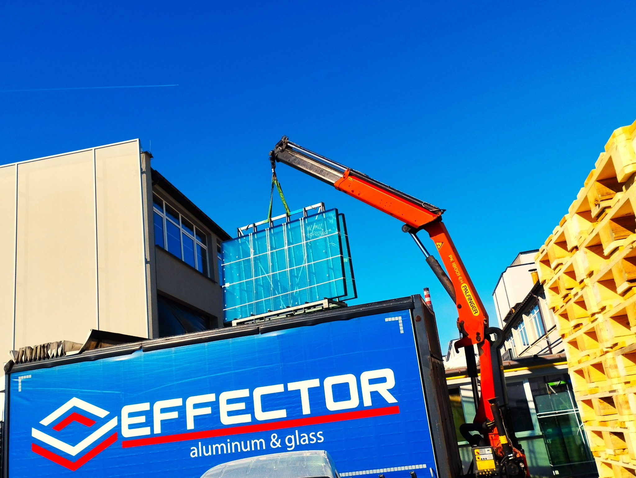 Dostawa szkła prosto na budowę.