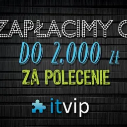 Grafika reklamowa: Zapłacimy Ci do 2000 zł za polecenie, logo itvip z elementem puzzla na tle ciemnych desek.
