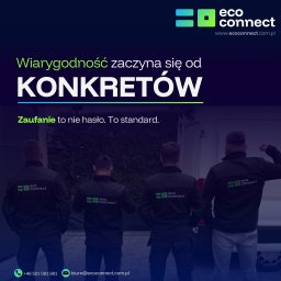 ECO CONNECT SPÓŁKA Z OGRANICZONĄ ODPOWIEDZIALNOŚCIĄ - Zespół Eco Connect prezentuje się od tyłu, ubrany w firmowe kurtki z logo, na tle zieleni i częściowo widocznego samochodu dostawczego. Hasło: Wiarygodność zaczyna się od konkretów.