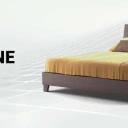 Wizualizacja łóżka z drewnianą ramą i zagłówkiem w kształcie krzyży, z pościelą w odcieniach złota i brązu, na białym tle z subtelnym wzorem.