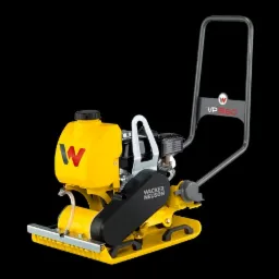 Żółta zagęszczarka gruntu Wacker Neuson VP1550 na czarnym tle, widoczny zbiornik paliwa z logo firmy.