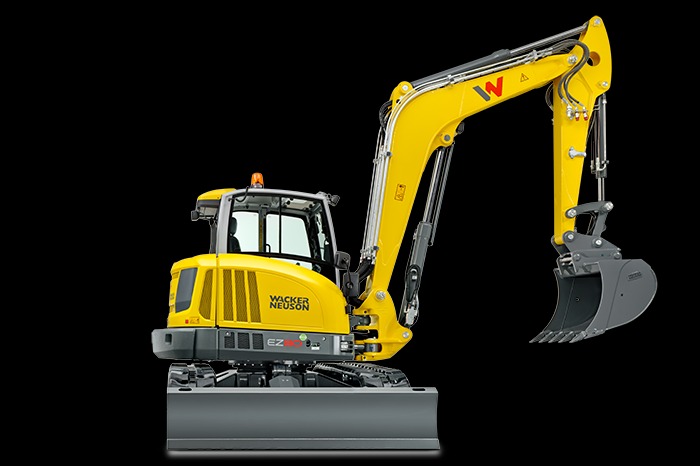 Żółta maszyna budowlana Wacker Neuson EZ17, widok z boku, z łyżką skierowaną w dół na czarnym tle.