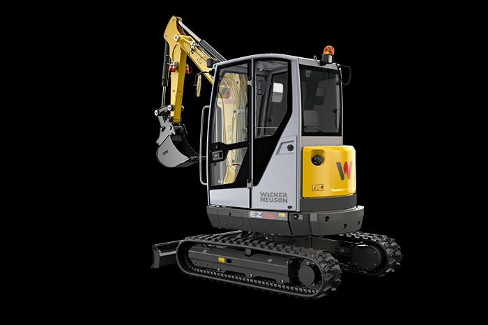 Szaro-żółta minikoparka Wacker Neuson EZ26 na czarnym tle, widok z boku, z kabiną i łyżką.