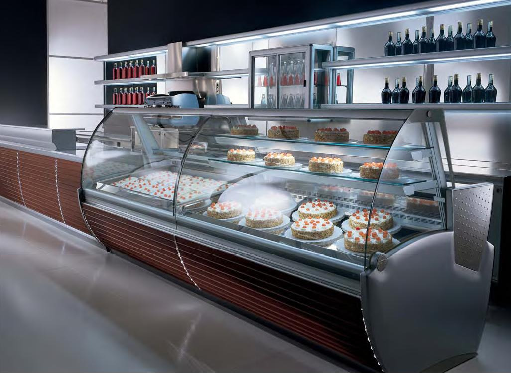 Profesjonalna przeszklona witryna chłodnicza z ciastami i deserami, podświetlone półki, butelki z napojami na górnych półkach, nowoczesny design.