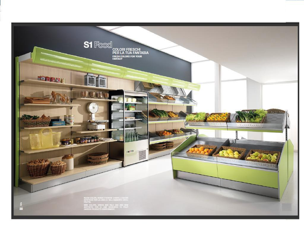 Ekspozycja owoców i warzyw w sklepie spożywczym z chłodzoną witryną i półkami z wiklinowymi koszami, oświetlenie LED, minimalistyczny design.