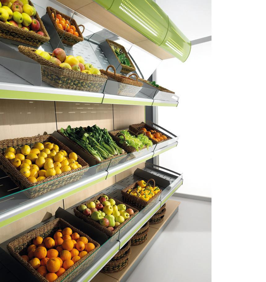Półki chłodnicze w sklepie spożywczym wypełnione koszami z owocami i warzywami, oświetlenie zintegrowane z półkami, widok z dołu na górę.