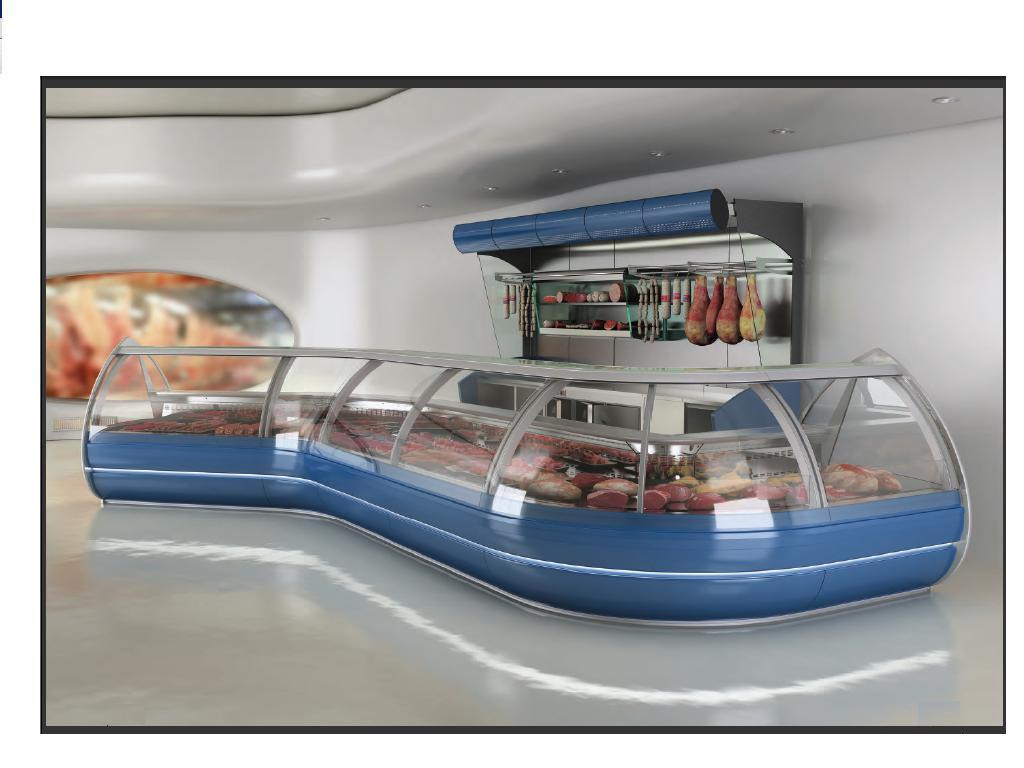 Długa, zakrzywiona lada chłodnicza z niebieską podstawą i szklaną obudową, wypełniona różnymi rodzajami mięs. W tle widać wędliny wiszące na hakach. Całość w nowoczesnym, minimalistycznym wnętrzu.