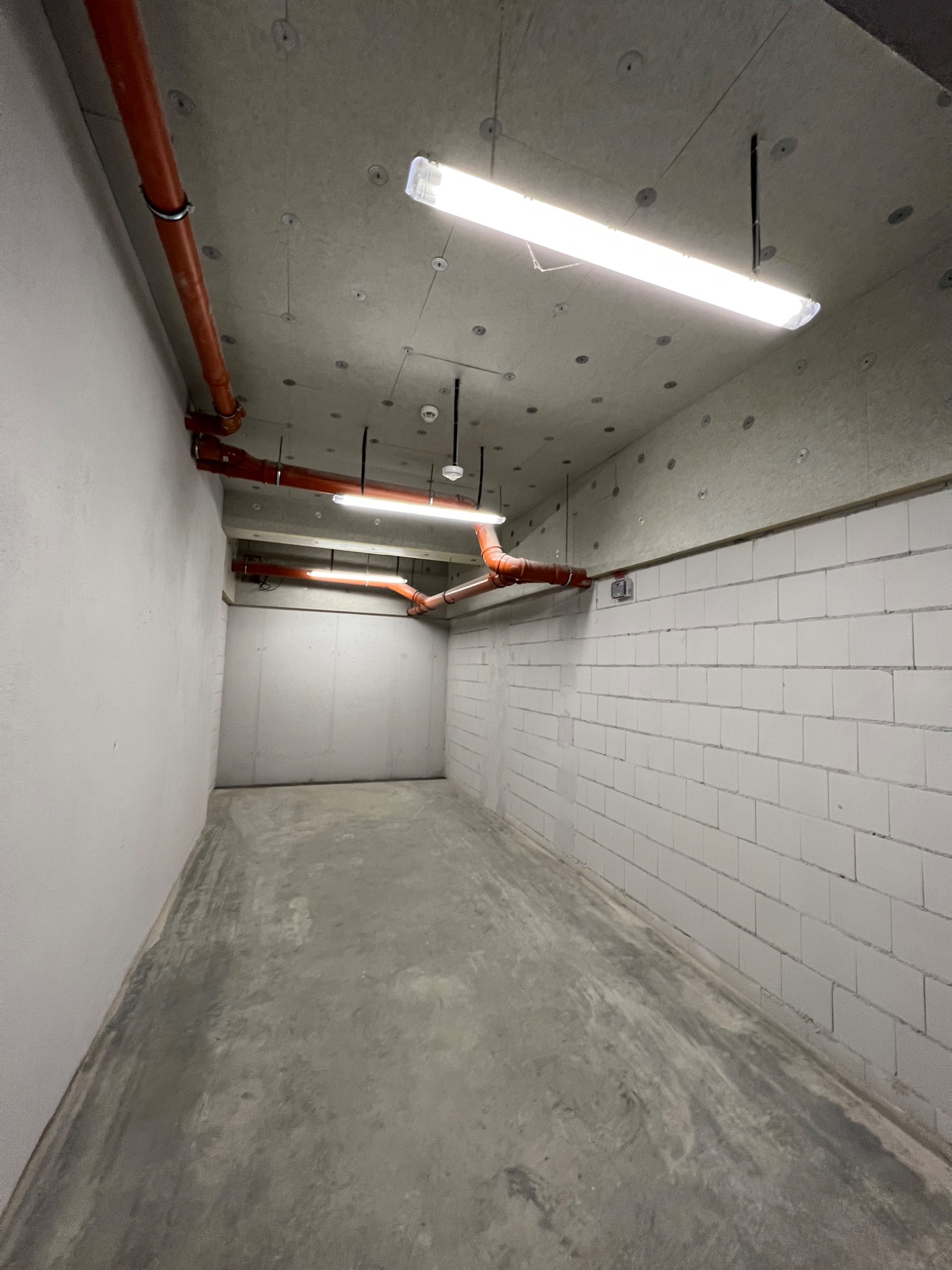 Montaż lamp w pomieszczeniu rowerowni