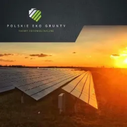 Rozległa farma fotowoltaiczna o zmierzchu, widok na rzędy paneli słonecznych w pomarańczowym świetle zachodzącego słońca, w tle logo firmy 'Polskie Eko Grunty'.