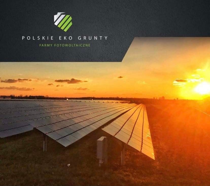 Rozległa farma fotowoltaiczna o zmierzchu, widok na rzędy paneli słonecznych w pomarańczowym świetle zachodzącego słońca, w tle logo firmy 'Polskie Eko Grunty'.