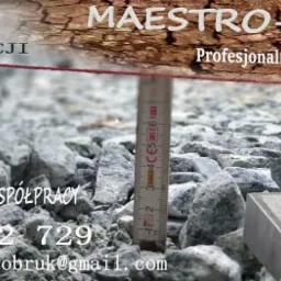 Przygotowanie podłoża pod kostkę brukową: warstwa tłucznia, poziomowana miarką, obok gumowy młotek i fragment kostki. Widoczny napis '5 lat gwarancji' oraz dane kontaktowe firmy Maestro-Bruk.