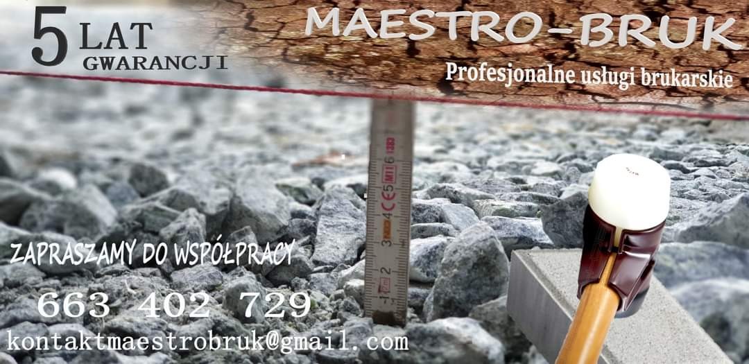 Przygotowanie podłoża pod kostkę brukową: warstwa tłucznia, poziomowana miarką, obok gumowy młotek i fragment kostki. Widoczny napis '5 lat gwarancji' oraz dane kontaktowe firmy Maestro-Bruk.