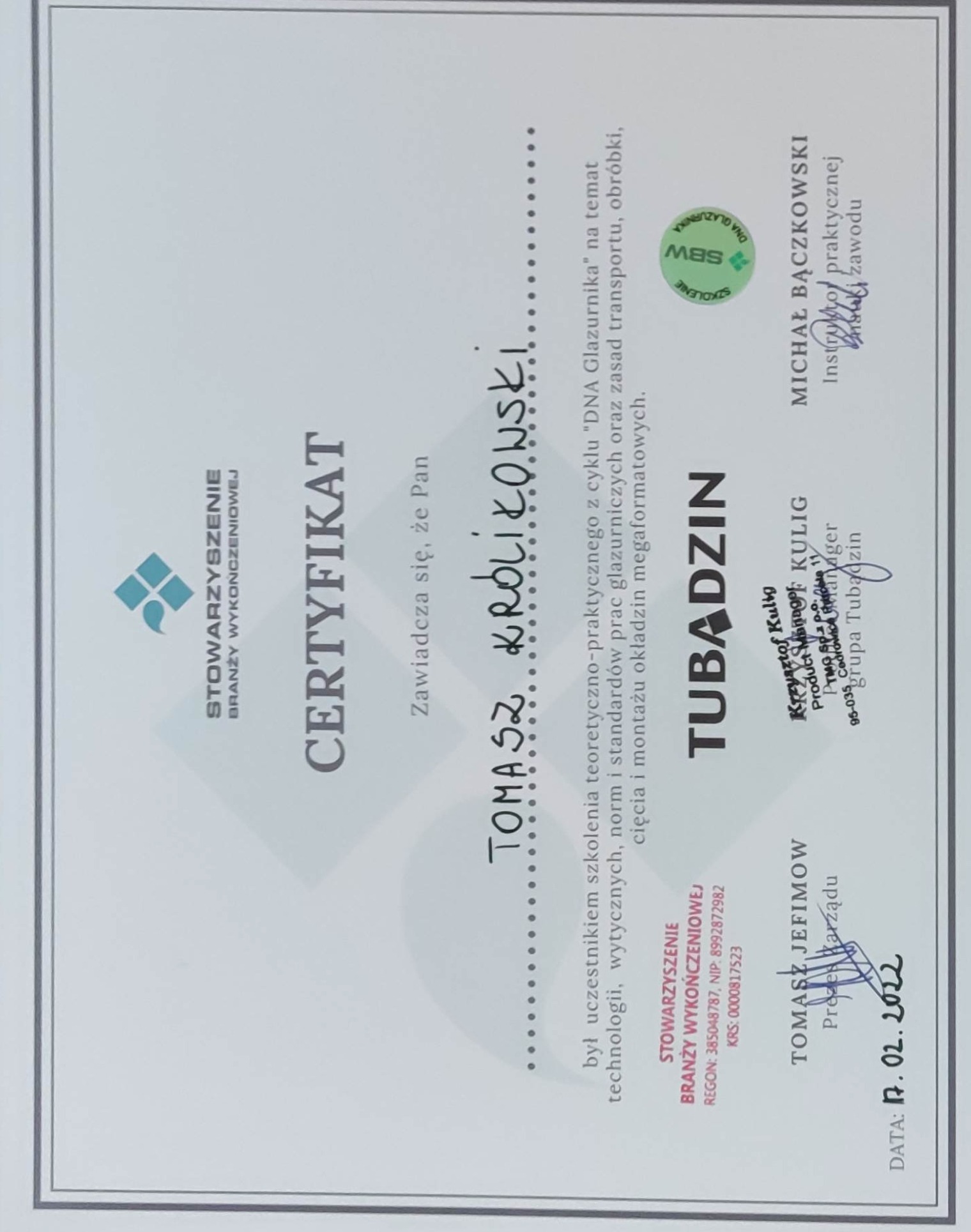 Skan certyfikatu ukończenia szkolenia 'DNA Glazurnika' przez Tomasza Królikowskiego, wydanego przez Stowarzyszenie Branży Wykończeniowej i sygnowanego przez prezesa zarządu Tomasza Jefimowa...