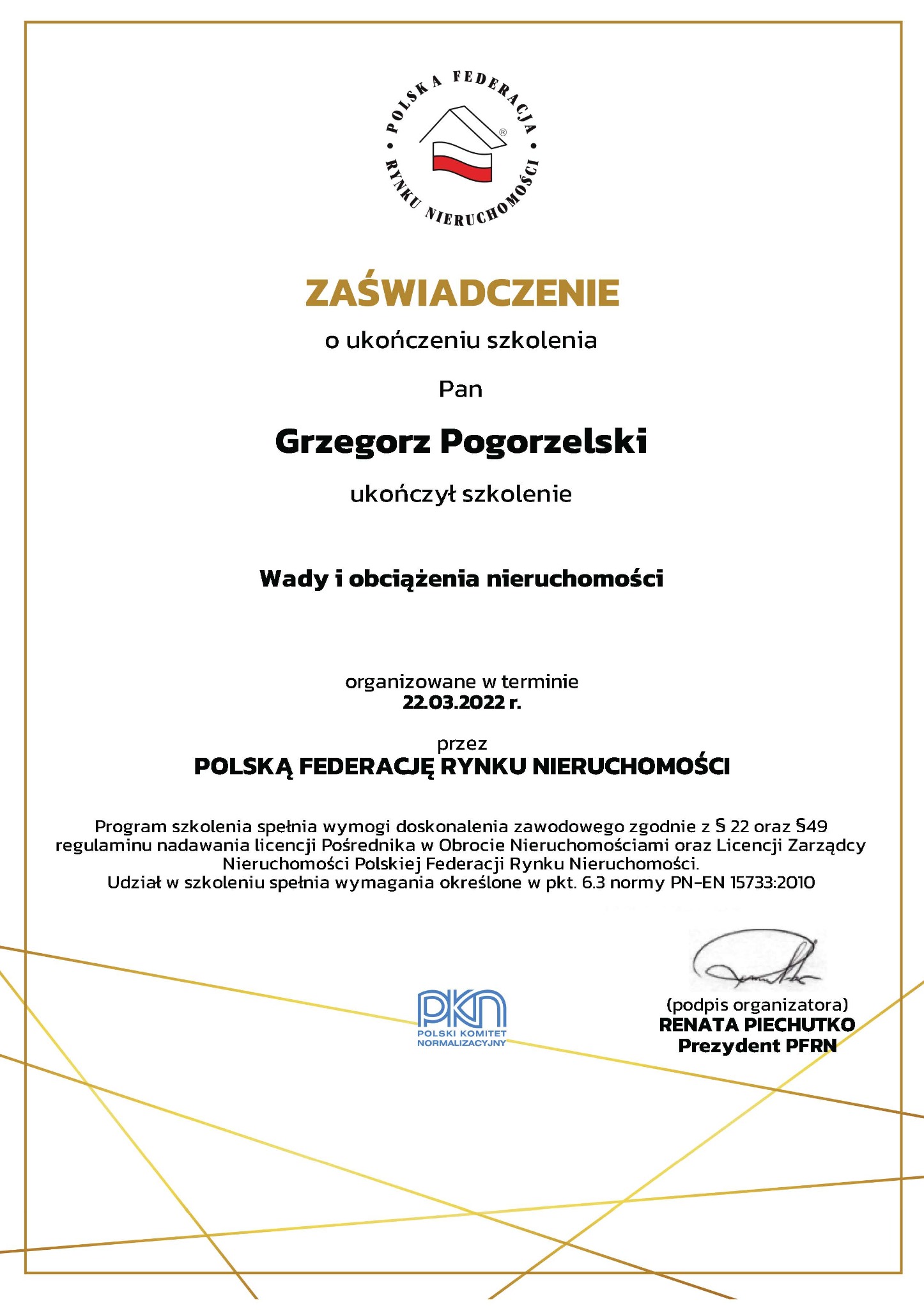 Skan zaświadczenia o ukończeniu szkolenia dotyczącego wad i obciążeń nieruchomości, wystawionego przez Polską Federację Rynku Nieruchomości dla Grzegorza Pogorzelskiego, z podpisem Renaty Piechutko...